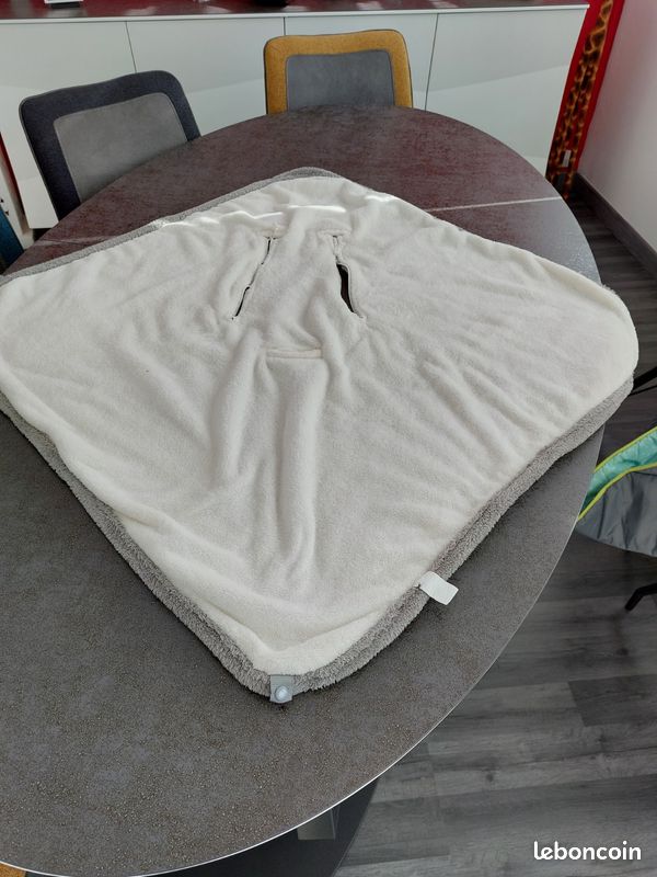 découvrez notre couverture universelle, idéale pour s'adapter à tous vos besoins. confortable, polyvalente et élégante, elle apportera chaleur et style à votre intérieur. parfaite pour les soirées cocooning ou les sorties en plein air, faites le choix d'une couverture qui vous accompagne partout.